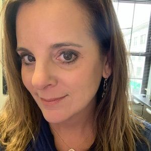 Meet your Posher, Lora